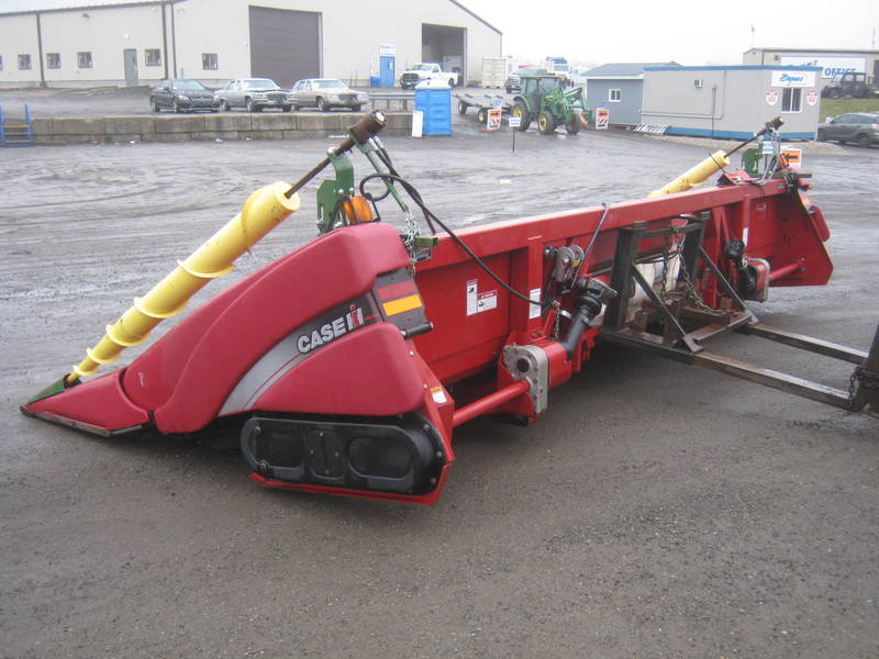 Combines & Harvesting Equipment  Case IH 2208 Corn Head  Photo